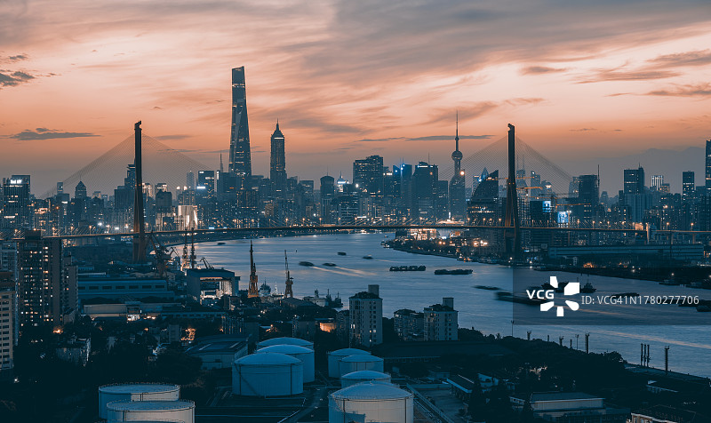 上海日落时分的天际线鸟瞰图图片素材