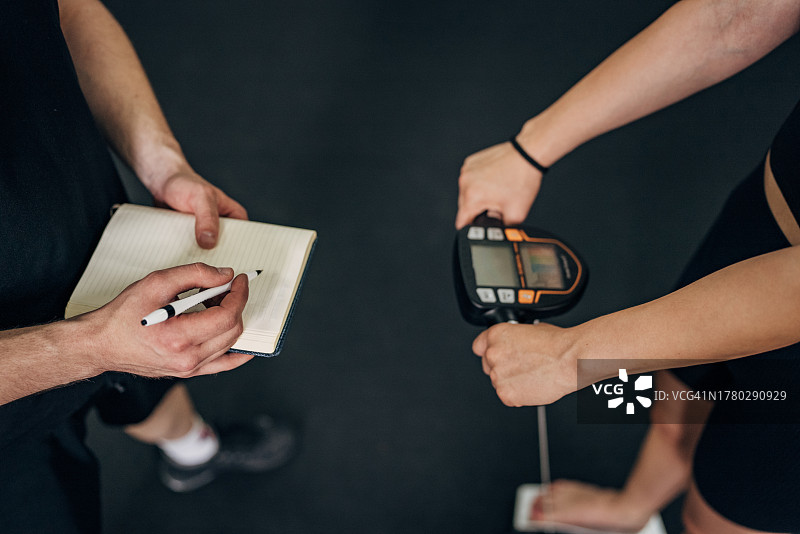 女人测量她的身体脂肪图片素材