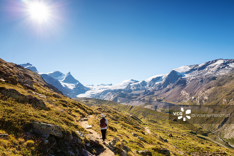 瑞士旅游——瑞士阿尔卑斯山徒步旅行者图片素材