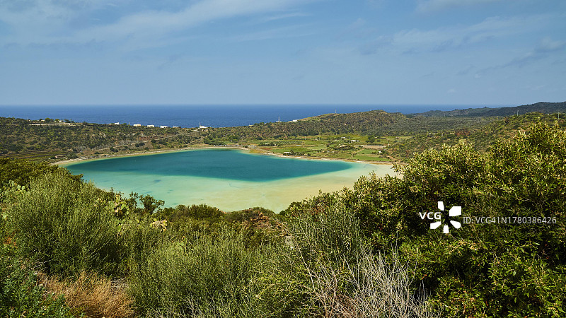 意大利西西里佩拉杰群岛潘泰莱里亚岛巴尼奥德尔阿夸水库深绿色和浅绿色水域、大海、灌木图片素材