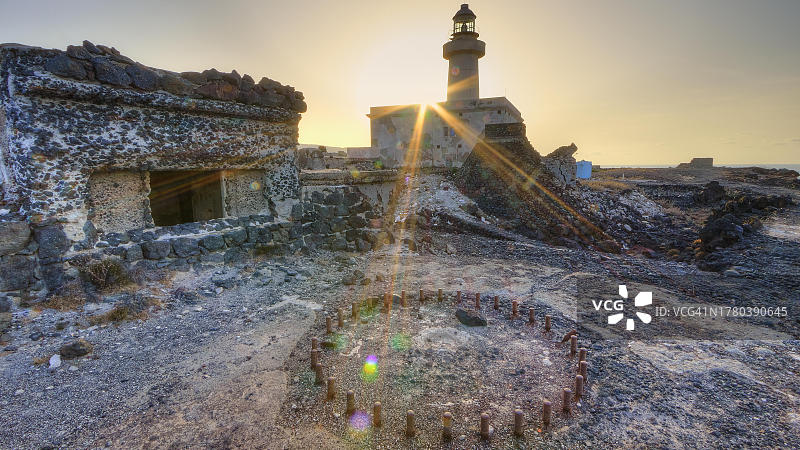 HDR，逆光，日出，灯塔，斯帕迪洛角灯塔，炮位系泊螺栓，东海岸，潘泰莱里亚岛，佩拉杰群岛，西西里岛，意大利图片素材