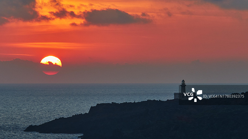意大利西西里岛潘泰莱里亚岛灯塔日出景观图片素材