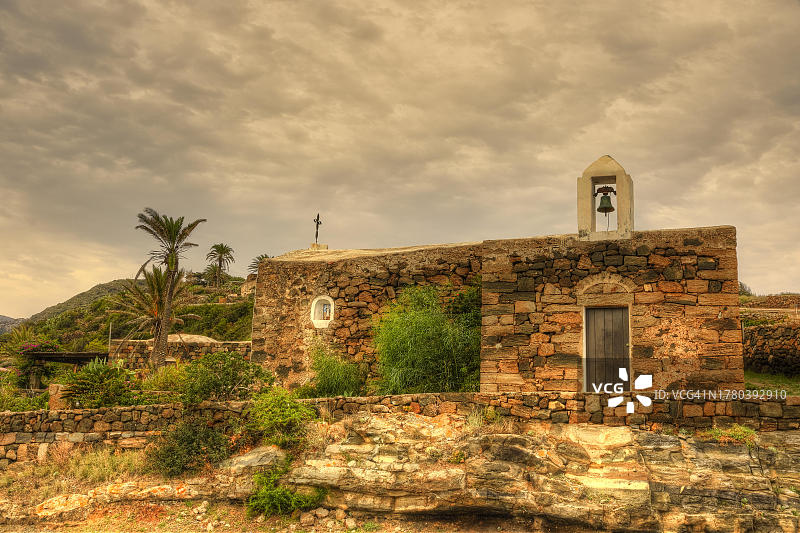HDR潘泰莱里亚岛的石砌教堂图片素材