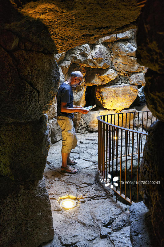 游客参观意大利撒丁岛托拉尔巴附近的努拉盖·桑图·安蒂内图片素材