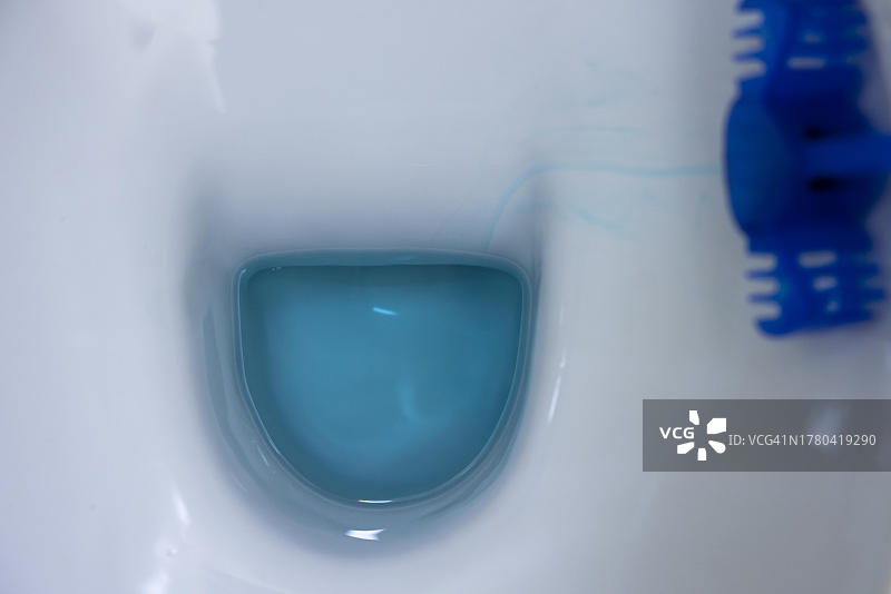 卫生间内的蓝色液体和蓝色洁厕块，意大利撒丁岛奥利亚斯特拉巴里萨尔多图片素材
