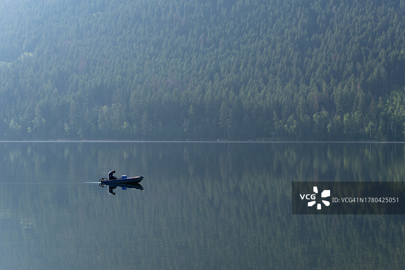 卑诗省保罗湖上的雾中渔夫图片素材