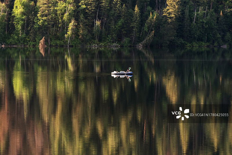 不列颠哥伦比亚省保罗湖上的捕鱼活动图片素材