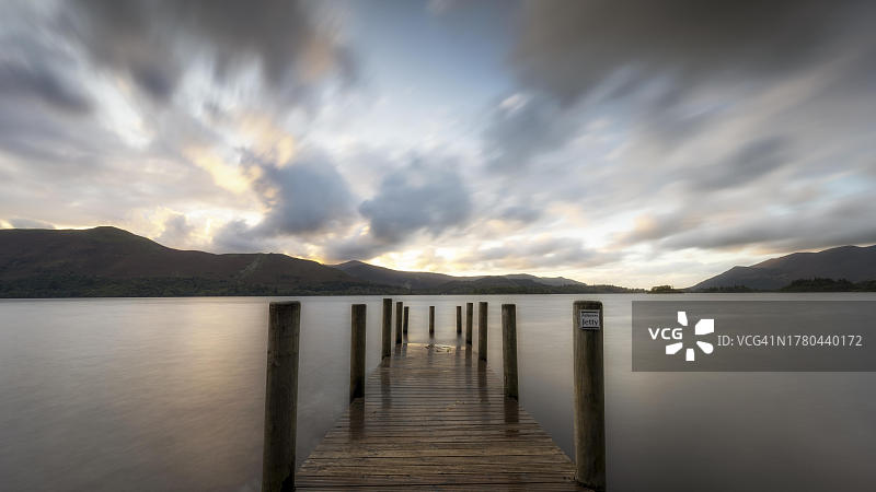 日落，德温特湖，水上码头，湖区国家公园，坎布里亚，英格兰，英国图片素材