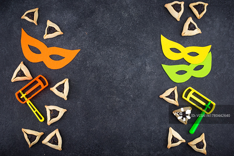 黑色背景万圣节装饰品俯视图图片素材