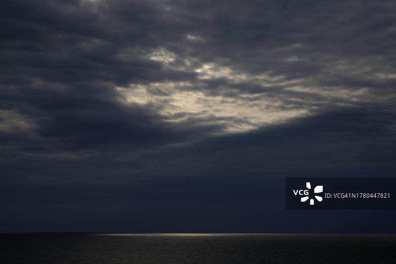 比利时德帕讷上空的乌云和阳光图片素材