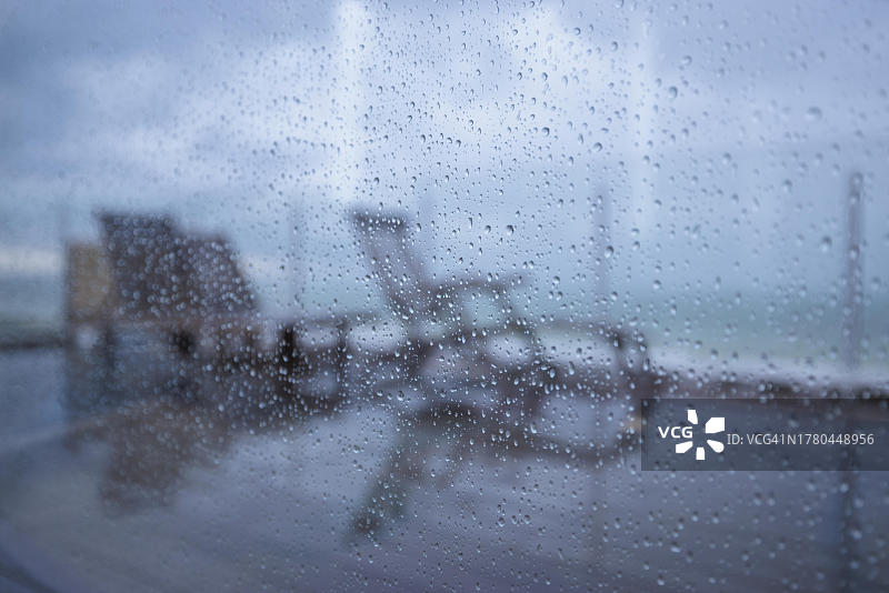 德帕内露台窗格上的雨滴图片素材