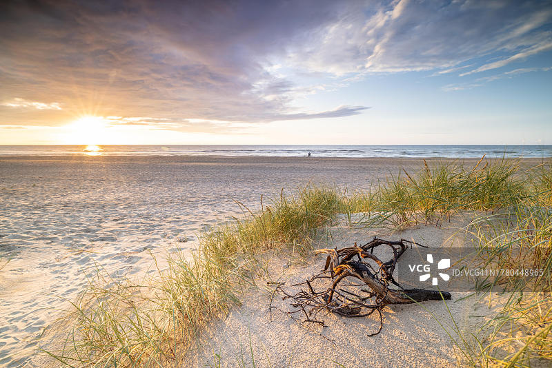 北海沙丘日落，德帕内，弗兰德斯，比利时图片素材