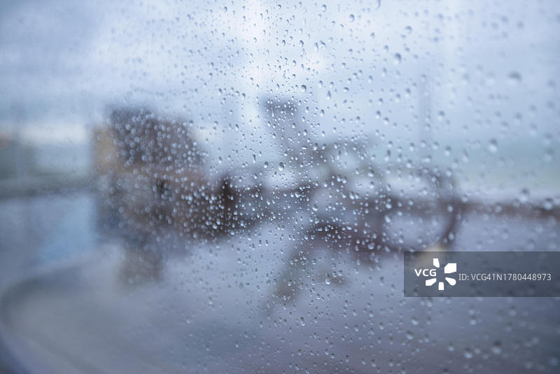 德帕内露台窗格上的雨滴图片素材