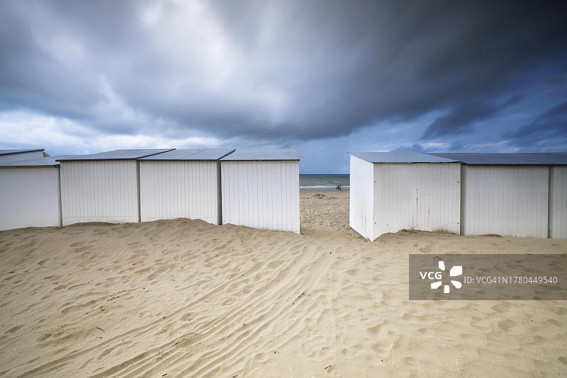 比利时德潘讷海滩沙丘傍晚雨景图片素材