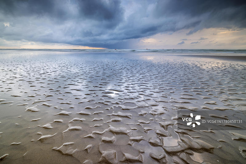 比利时德潘讷海滩沙丘傍晚雨景图片素材