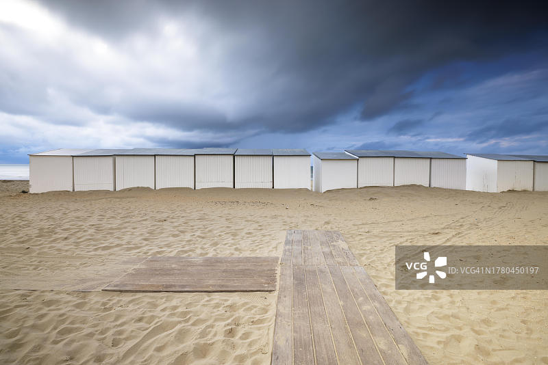 比利时德潘讷海滩沙丘傍晚雨景图片素材