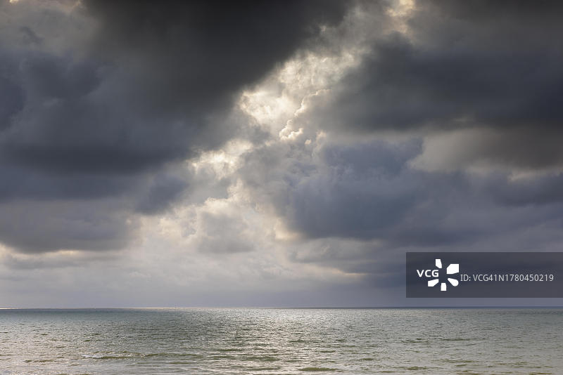 比利时德潘讷海滩沙丘傍晚雨景图片素材
