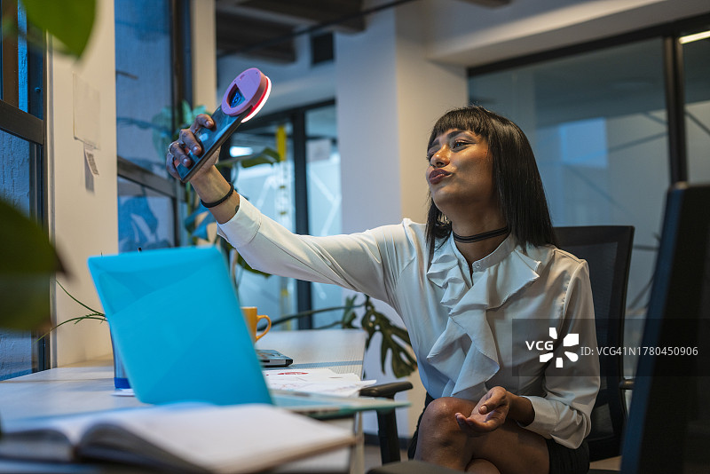 在办公室自拍的年轻女人图片素材