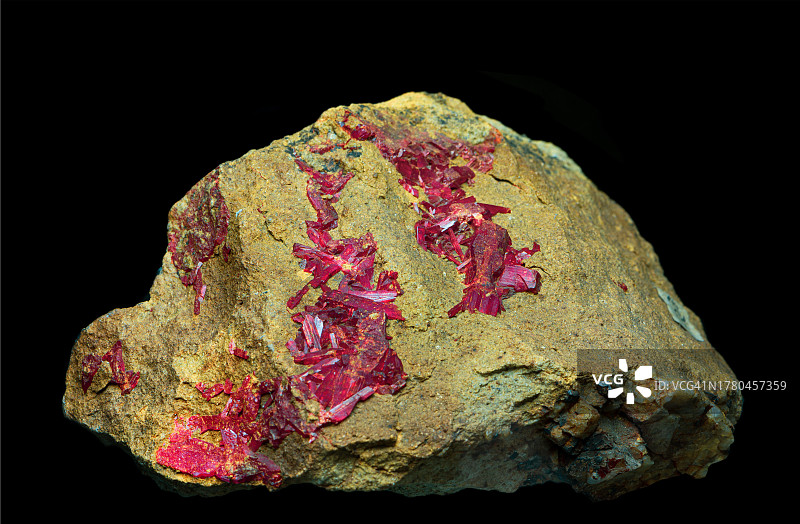 黑色背景下的岩石特写图片素材