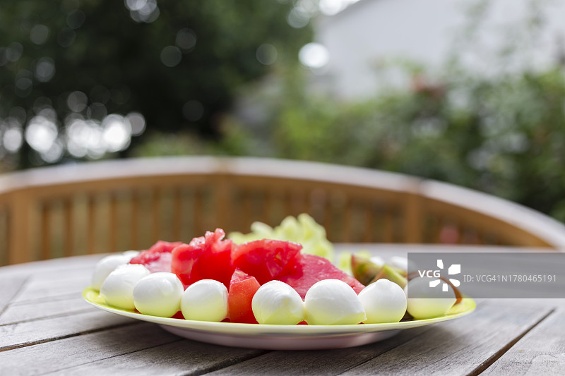 桌上盘子里的水果特写图片素材