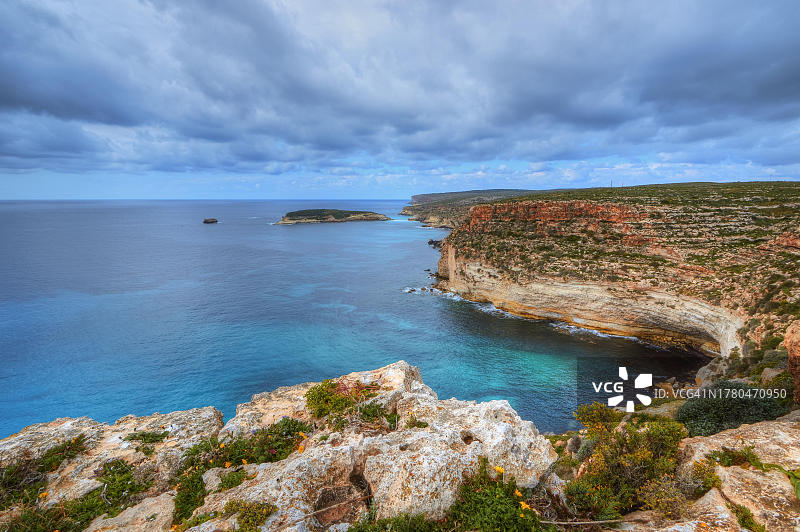 HDR，绿松石海湾，多云蓝天，悬崖，兔子岛，兰佩杜萨岛自然保护区，阿格里真托省，佩拉杰群岛，西西里岛，意大利图片素材