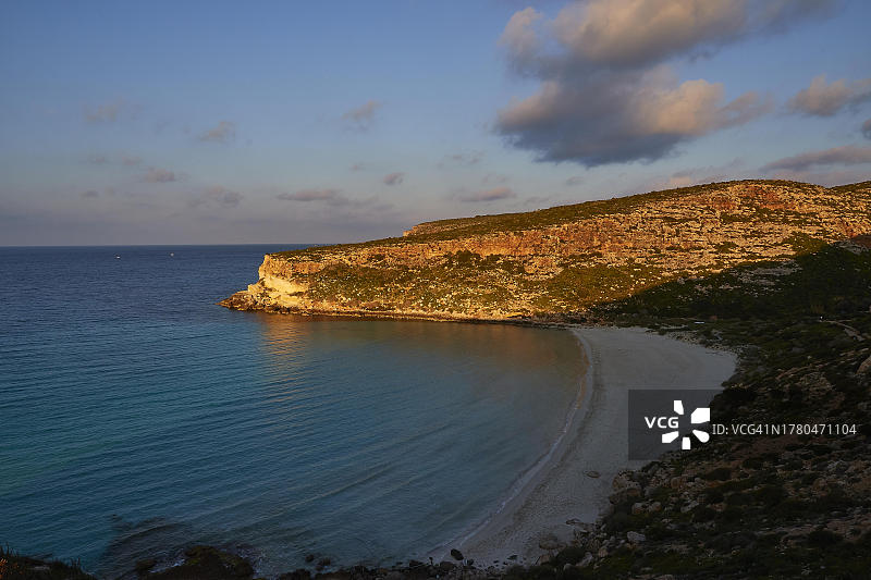 清晨光线下的意大利兰佩杜萨岛海滩图片素材