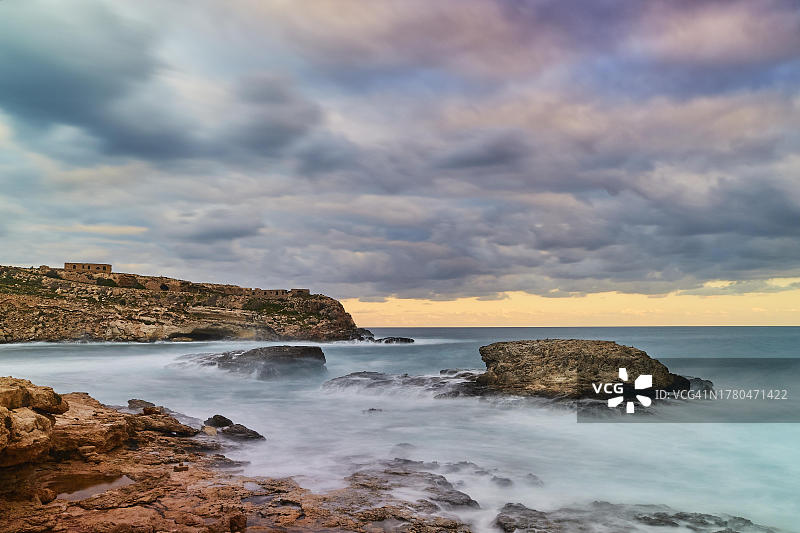 意大利西西里岛兰佩杜萨岛的傍晚光线图片素材