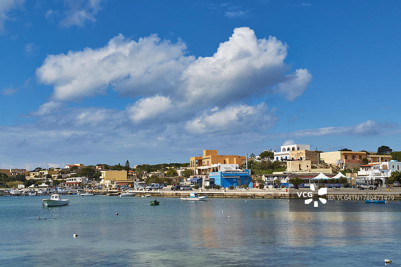 意大利西西里兰佩杜萨岛兰佩杜萨镇港口的船只和彩色房屋图片素材
