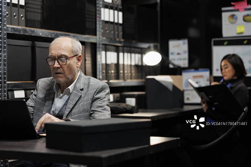 在办公室工作的商人图片素材