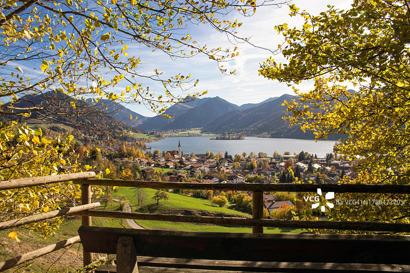 秋季从施利尔泽高地小径眺望施利尔泽，德国巴伐利亚州上巴伐利亚米斯巴赫县图片素材