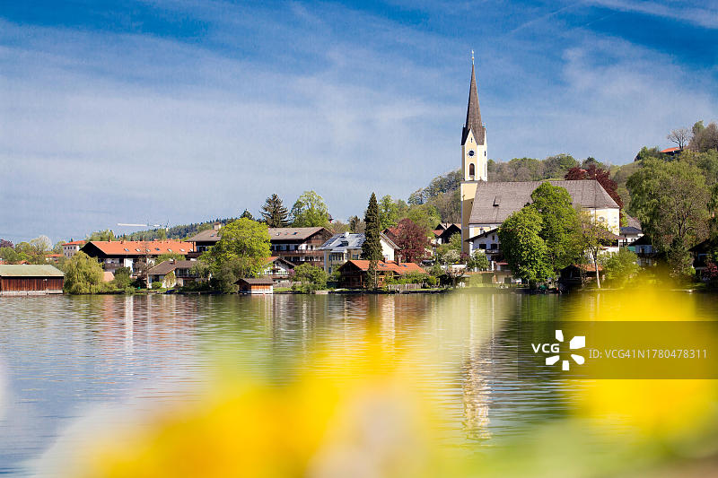 德国巴伐利亚州米斯巴赫地区席尔湖的圣西克斯图斯教堂湖景图片素材