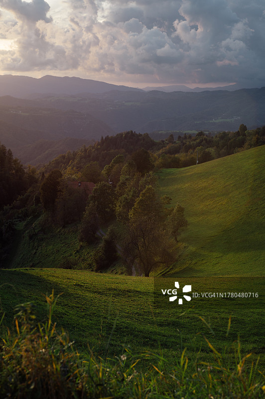 天空衬托下的田野风景图片素材