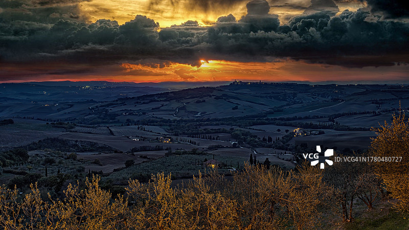 日落时天空映衬下的风景图片素材