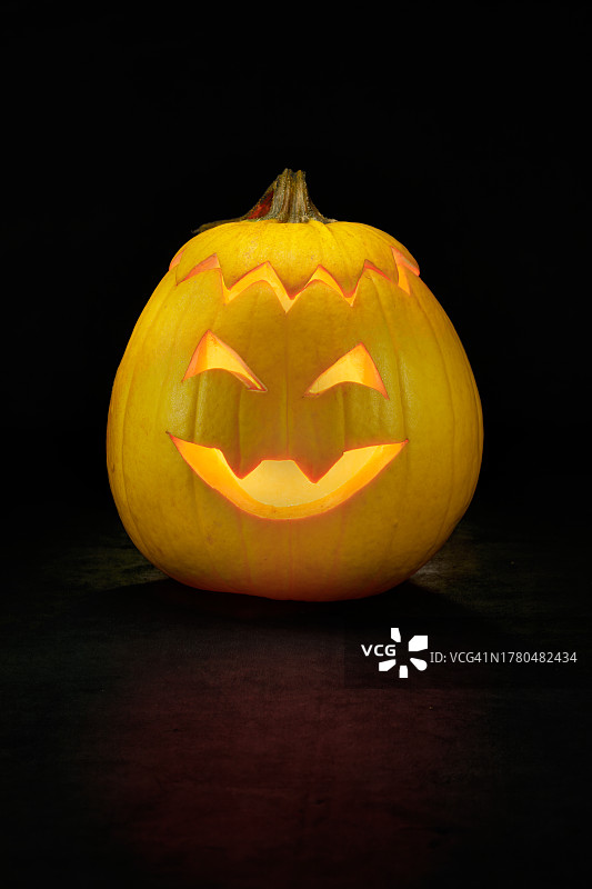 科瓦利斯，俄勒冈州，美国，桌子上发光的万圣节南瓜特写图片素材