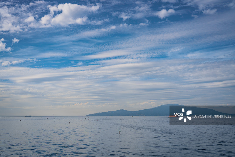 大海对着天空的美景图片素材
