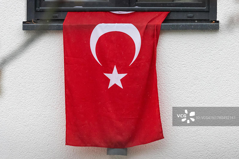 在法兰克福一栋房屋的窗前悬挂的土耳其国旗，庆祝土耳其共和国成立100周年图片素材
