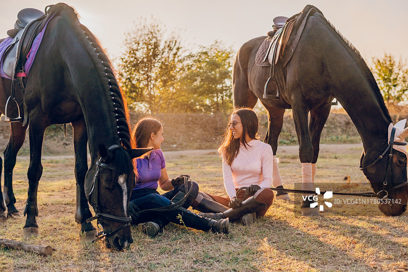 和马一起享受的微笑女人图片素材