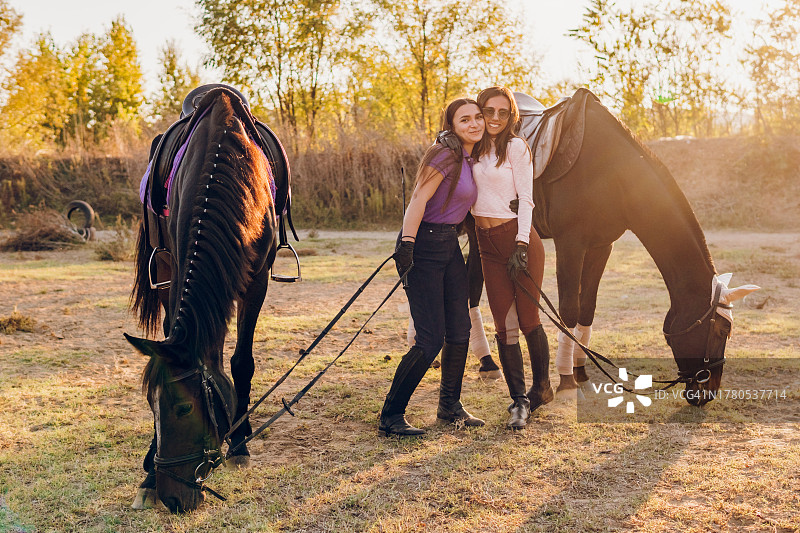 和马一起享受的微笑女人图片素材