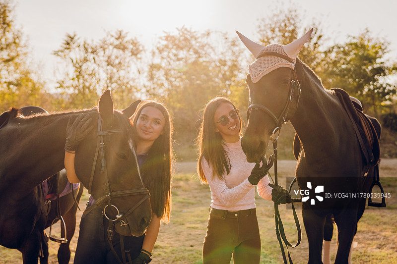 和马一起享受的微笑女人图片素材