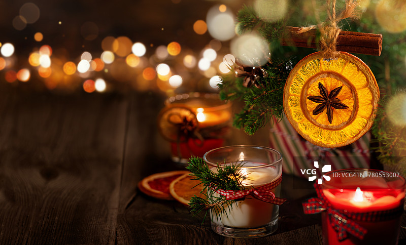 木桌上的自制干橙片圣诞装饰图片素材