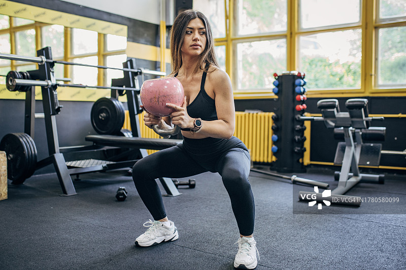 在健身房训练的健康女人图片素材