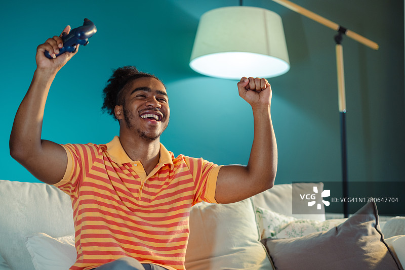 在线玩视频游戏并获胜图片素材