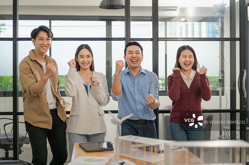 能源行业参会者在成功的设计会议后感到高兴图片素材