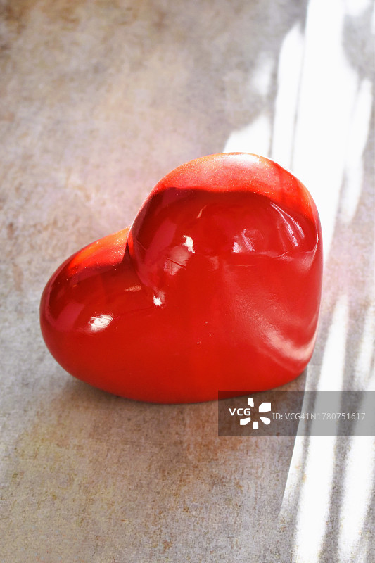 桌子上的红色心形图片素材