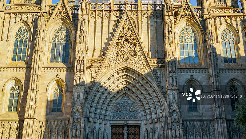 西班牙巴塞罗那大教堂正面特写图片素材