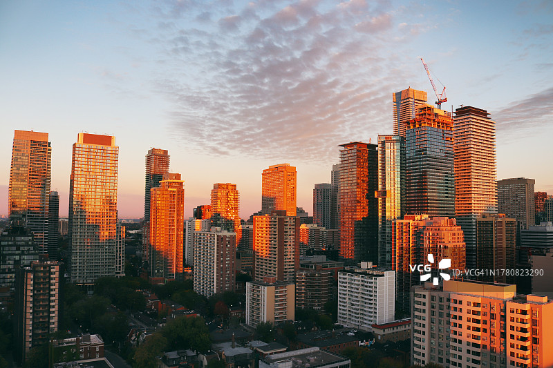 沐浴在晨光中的大城市图片素材