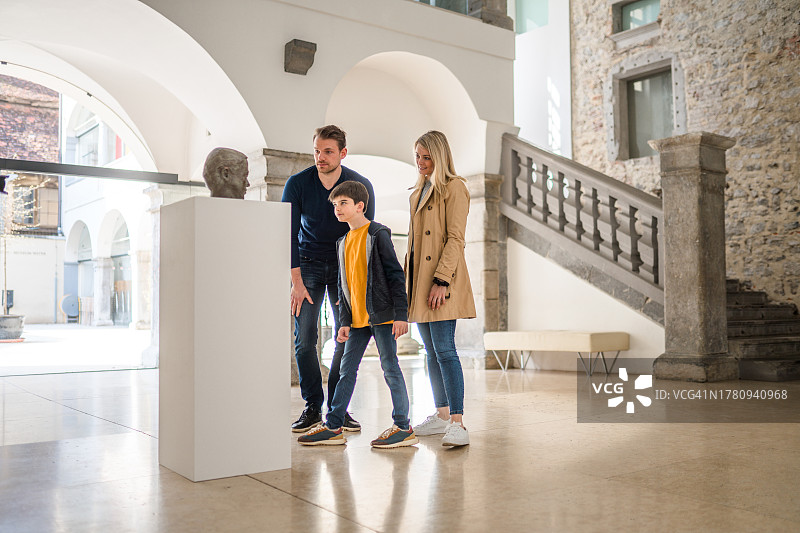 三位艺术爱好者家庭图片素材