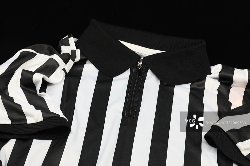 黑色背景上的运动裁判服图片素材