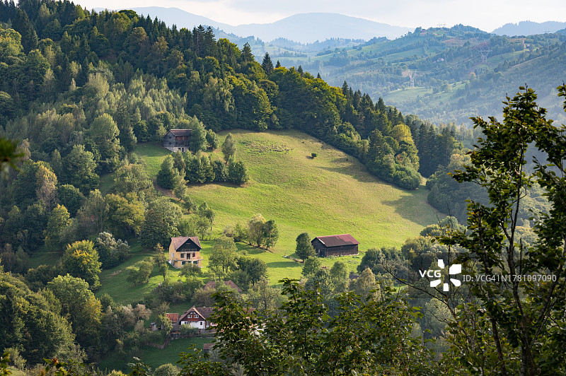 罗马尼亚特兰西瓦尼亚布兰村附近美丽的乡村图片素材