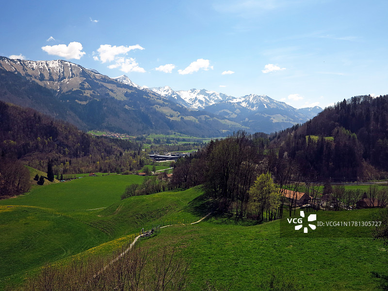 瑞士格吕耶尔：青翠山谷与白雪阿尔卑斯山图片素材